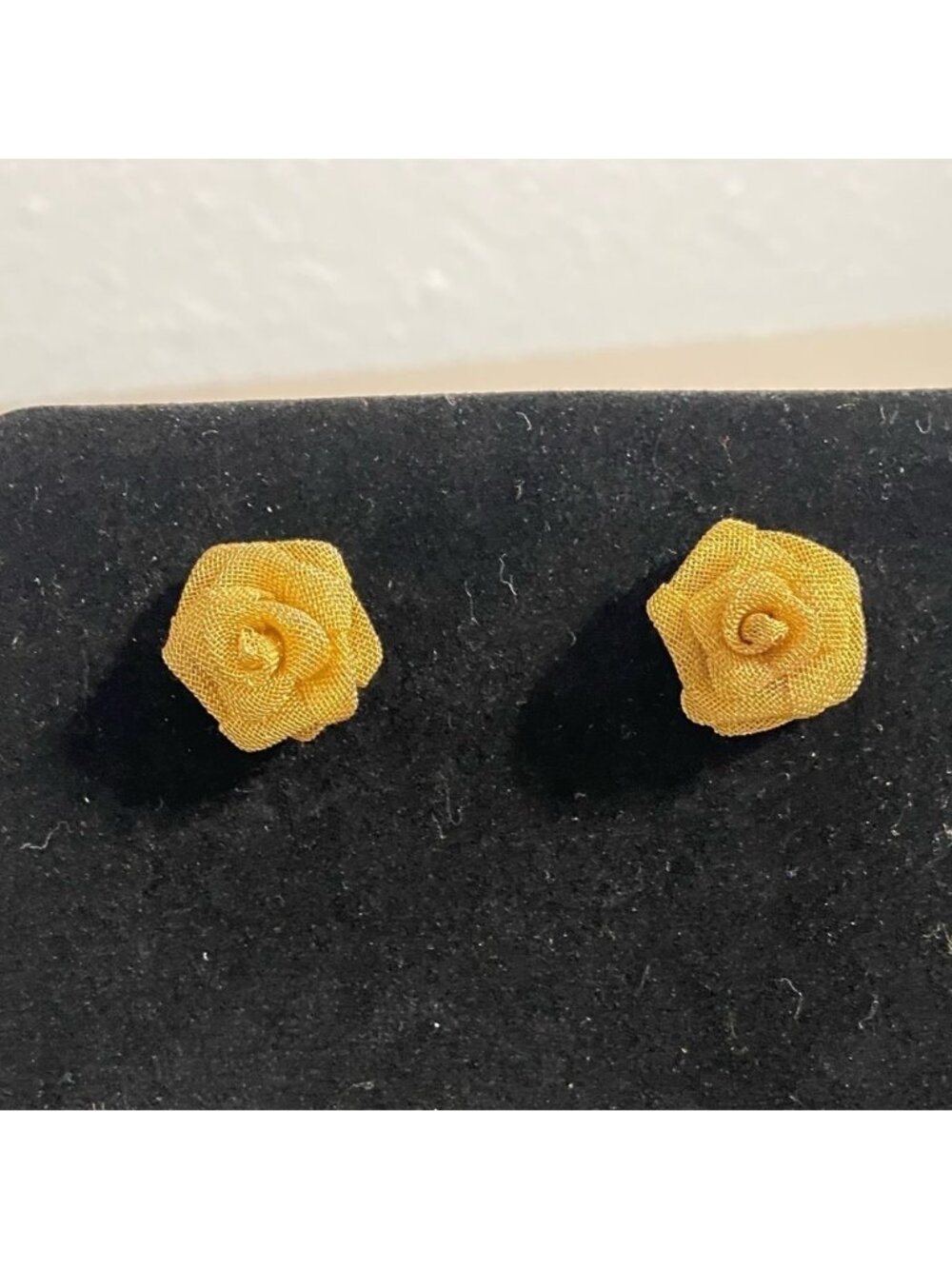 🔥 3 for $15 🔥 Vintage gold net rose earrings.